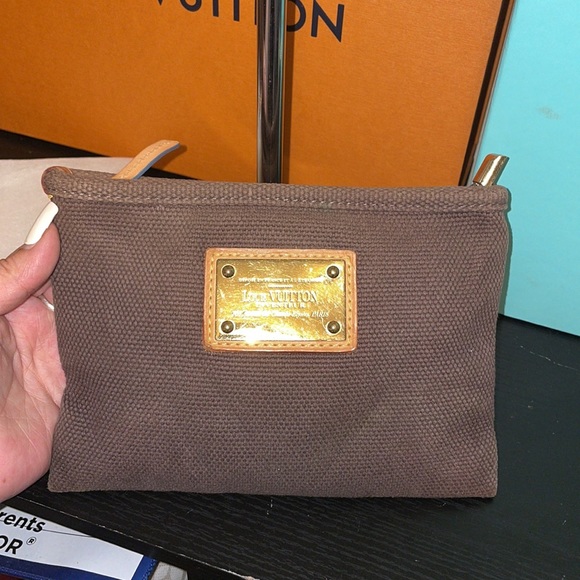 Louis Vuitton Antigua pouch - Picture 3 of 13